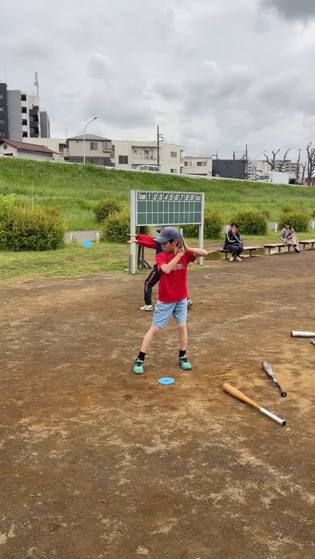 今回はバッティングのドリルをご紹介します。
小学校低学年から取り組めます!
当スクールでは「フリスビードリル」と呼んでいて、使っているのはフラットマーカーです。
正しく体を使うことができると、セン