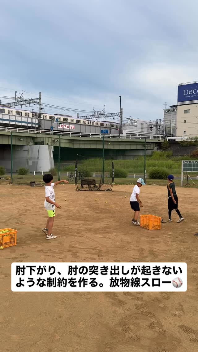 オーバーヘッド種目である野球。不正解の投げ方で投げ続けると故障する。鍛えていない関節はめちゃくちゃ弱い。
細い腕で頑張っても出力は出ない。だから余計に力一杯手で投げようとしちゃう。
守備も打撃も、