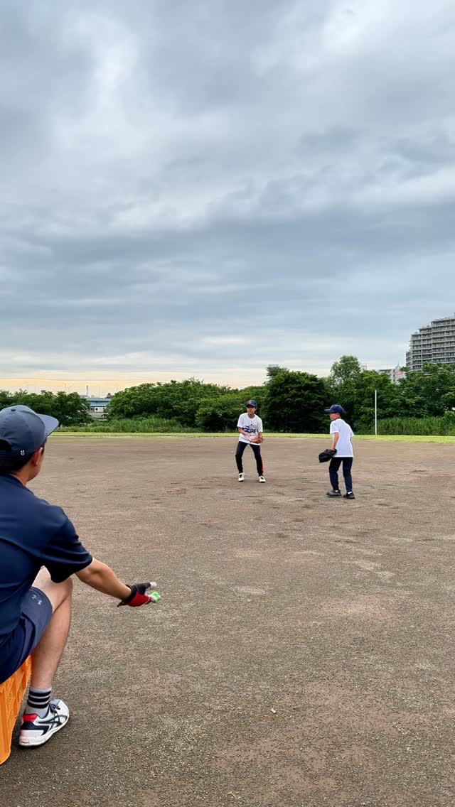 マイナークラスの守備レッスン⚾️
目で見た情報を処理して体を正しく動かす。
しかもタイミングも合わせる。
しかもたまにバウンドが変わる。
しかもそのあと仲間にいい送球をする。
しかもランナーと競争して