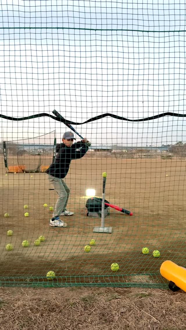 小中学生に多いケース。ど真ん中だと思っていても、結構インコースを振っているというパターン。前足を踏み込んでいきながらボールに近づいていく選手はかなり窮屈に打つことになる。
インコースをセンター方向に